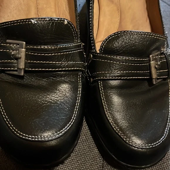 EuroSoft black leather low heels with cream stitching. - Picture 2 of 6